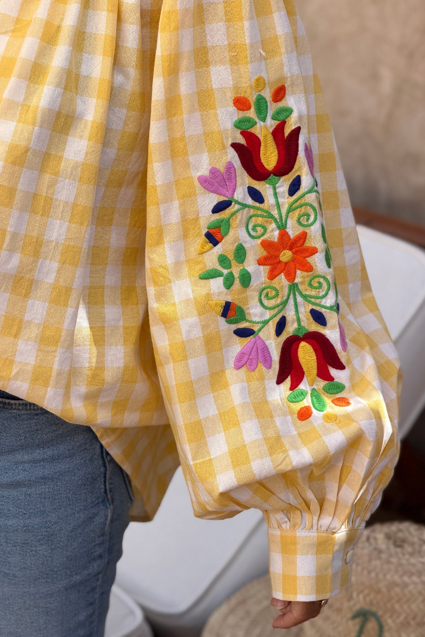 Blouse en coton carreaux vichy jaunes et broderie fleurs sur les manches ballons