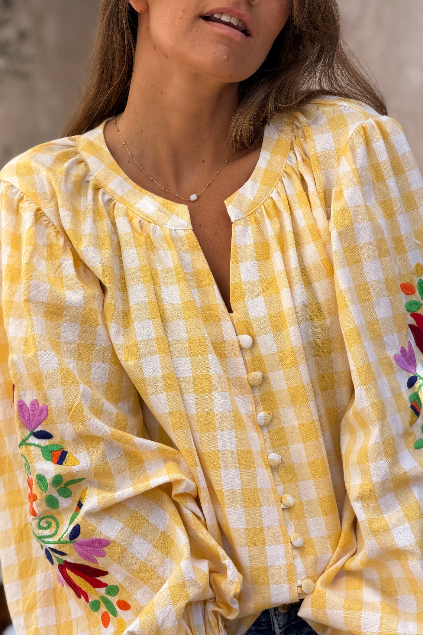 Blouse en coton carreaux vichy jaunes et broderie fleurs sur les manches ballons