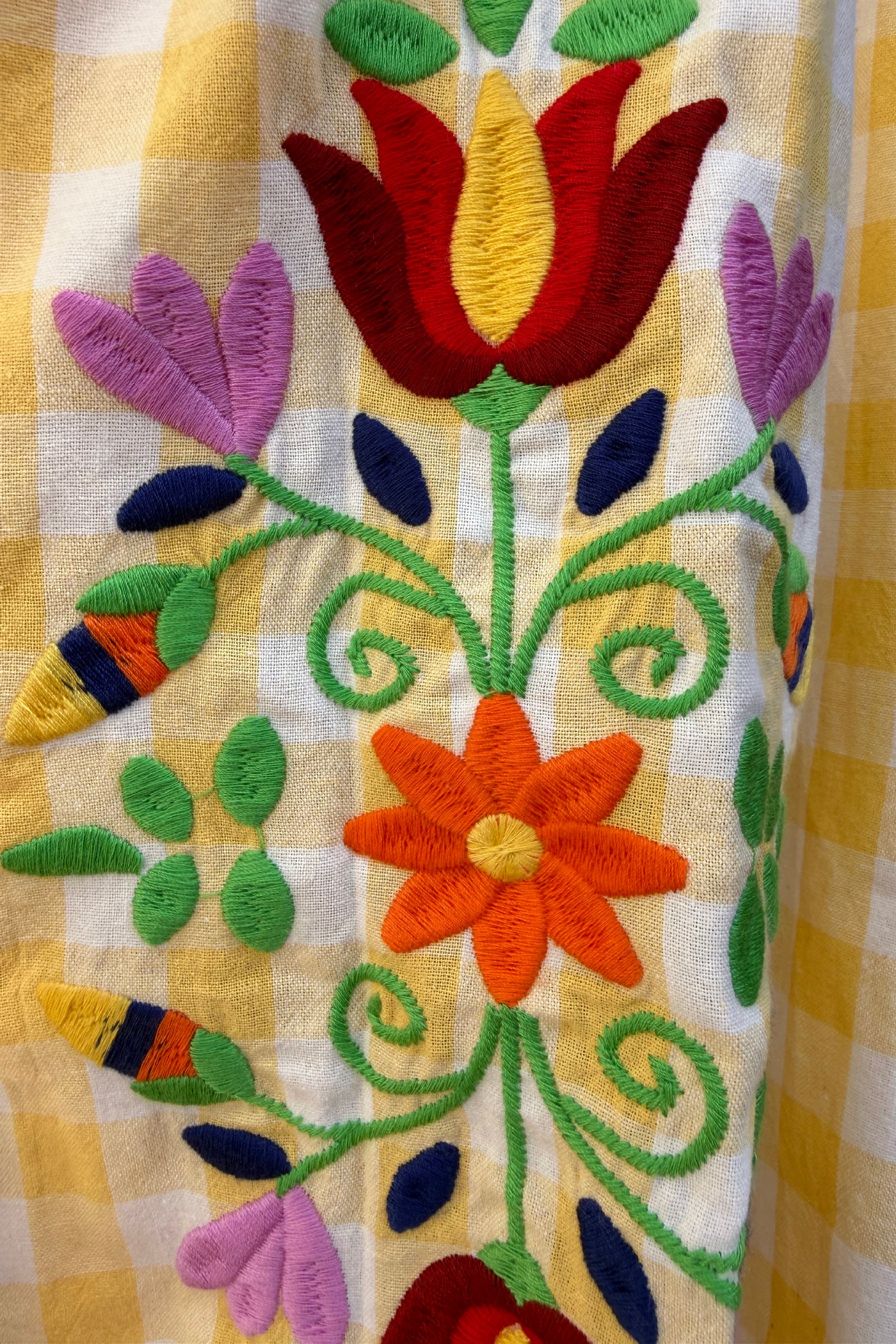 Blouse en coton carreaux vichy jaunes et broderie fleurs sur les manches ballons