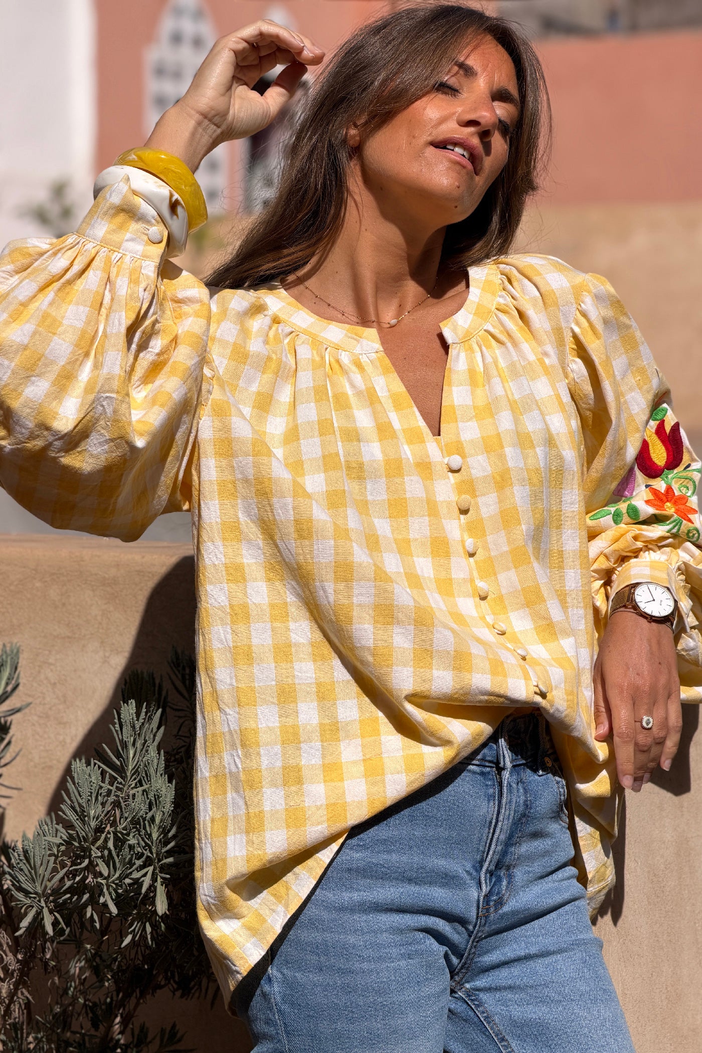 Blouse en coton carreaux vichy jaunes et broderie fleurs sur les manches ballons
