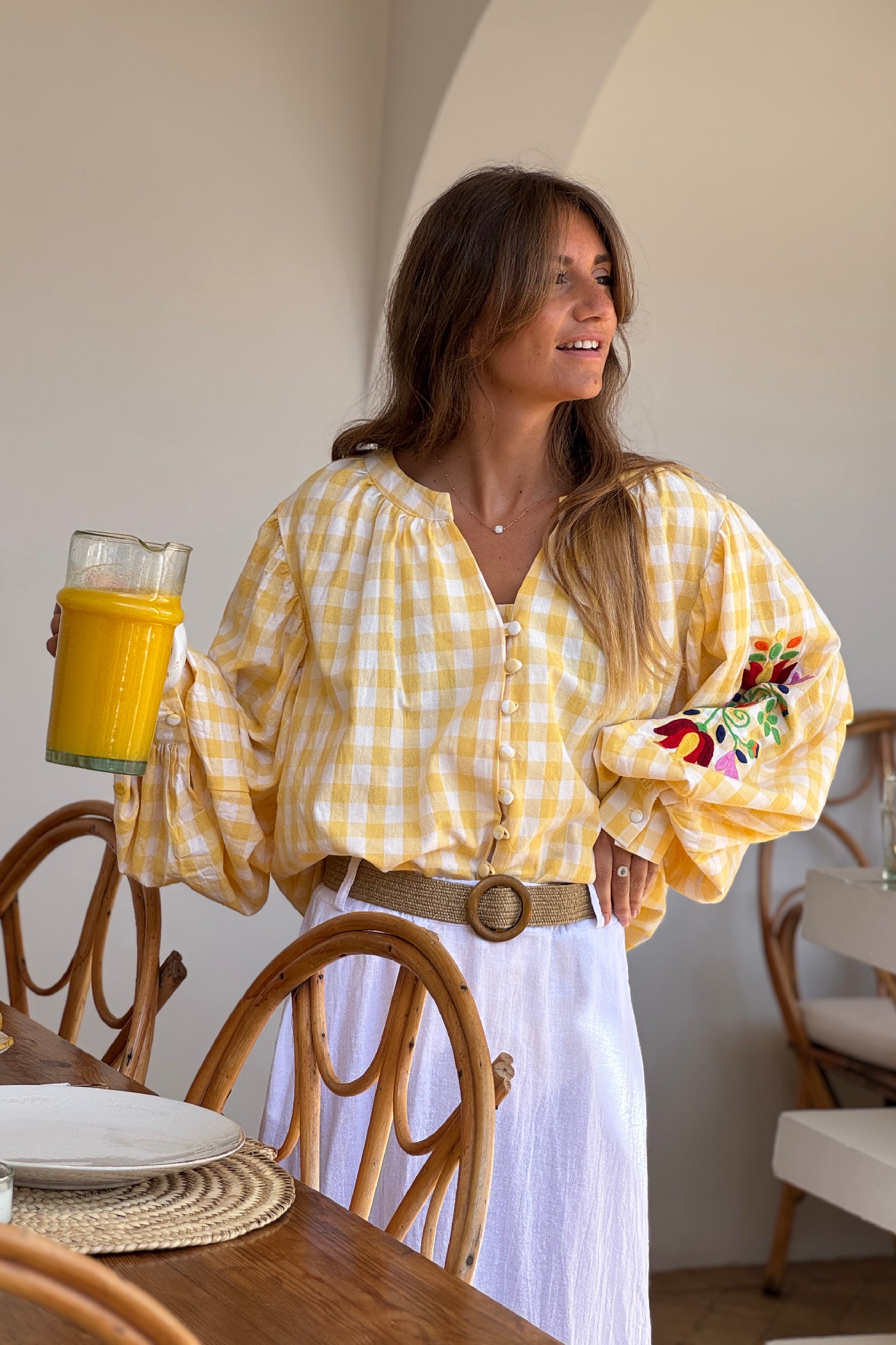 Blouse en coton carreaux vichy jaunes et broderie fleurs sur les manches ballons