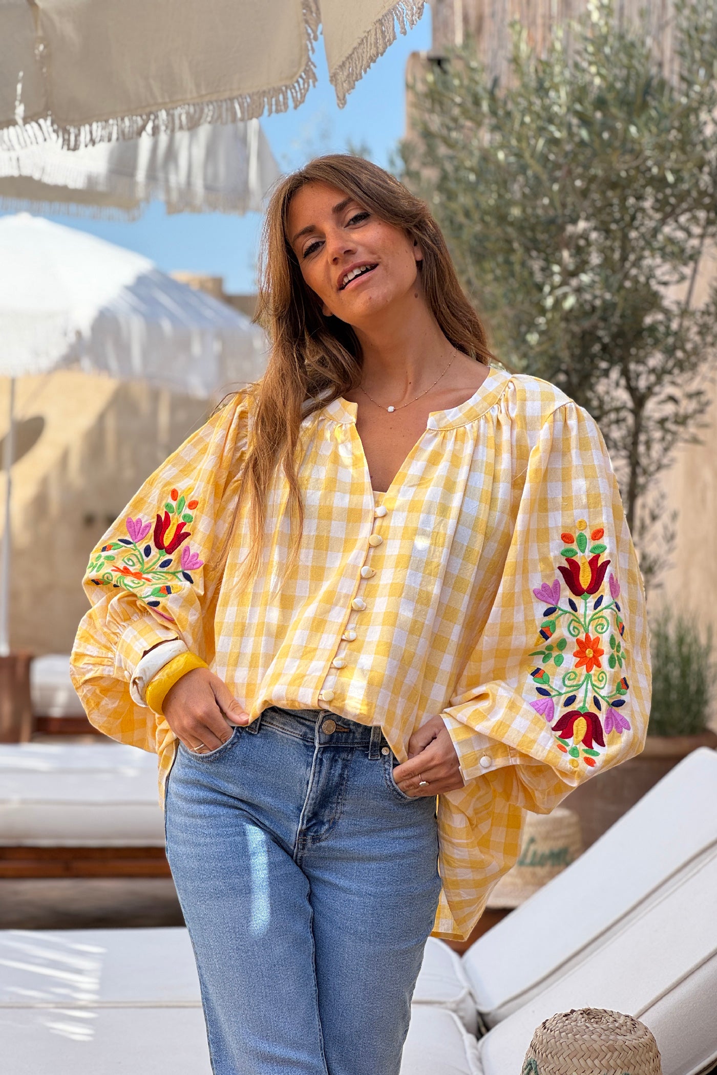 Blouse en coton carreaux vichy jaunes et broderie fleurs sur les manches ballons