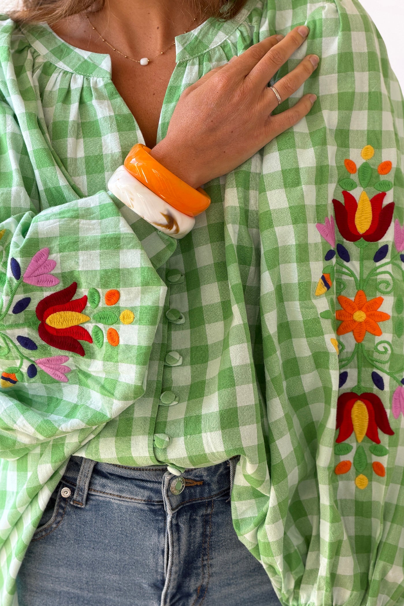 Blouse en coton carreaux vichy verts et broderie fleurs sur les manches ballons