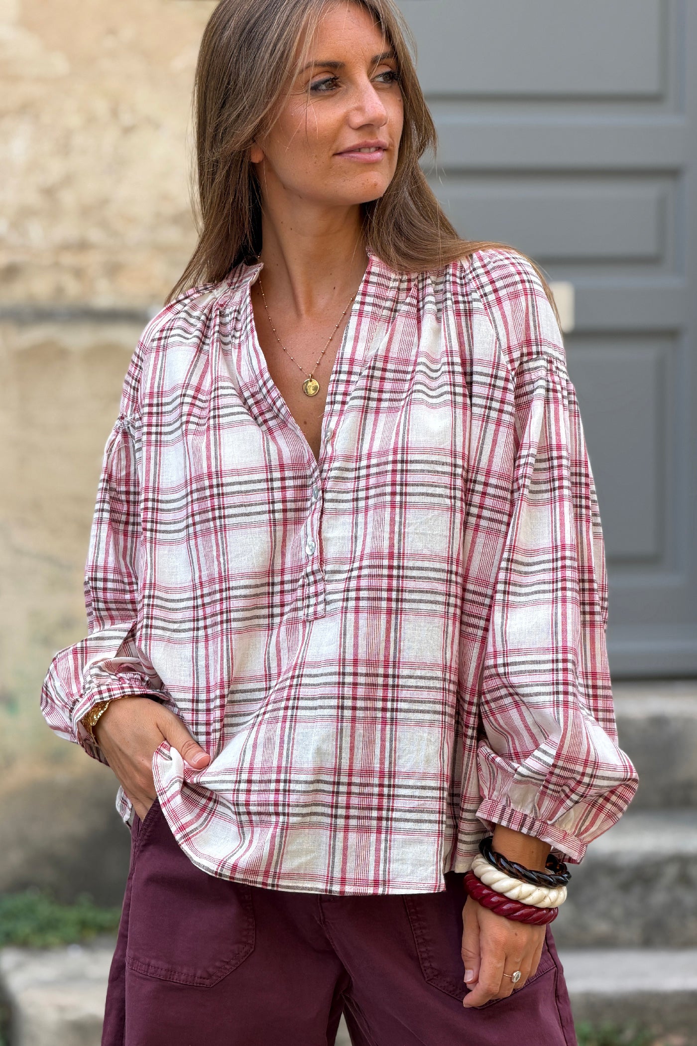 Blouse en coton écru à carreaux style tartan bordeaux col boutons