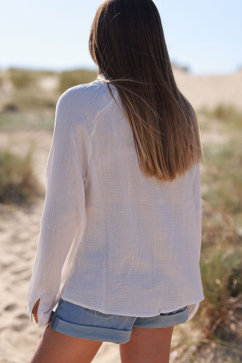 Blouse en gaze de coton blanc broderie cachemire bleu ciel col