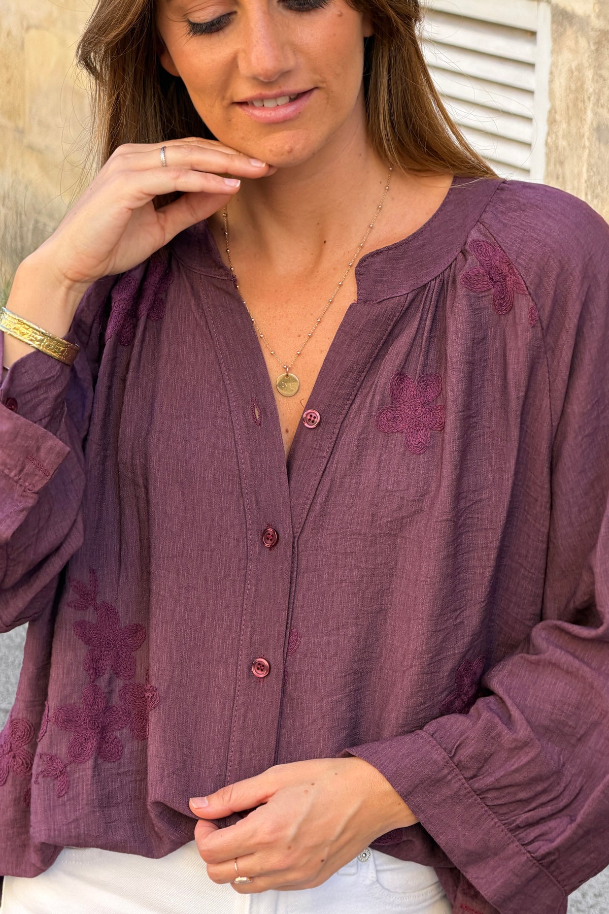 Blouse fluide aubergine à boutons broderie fleurs
