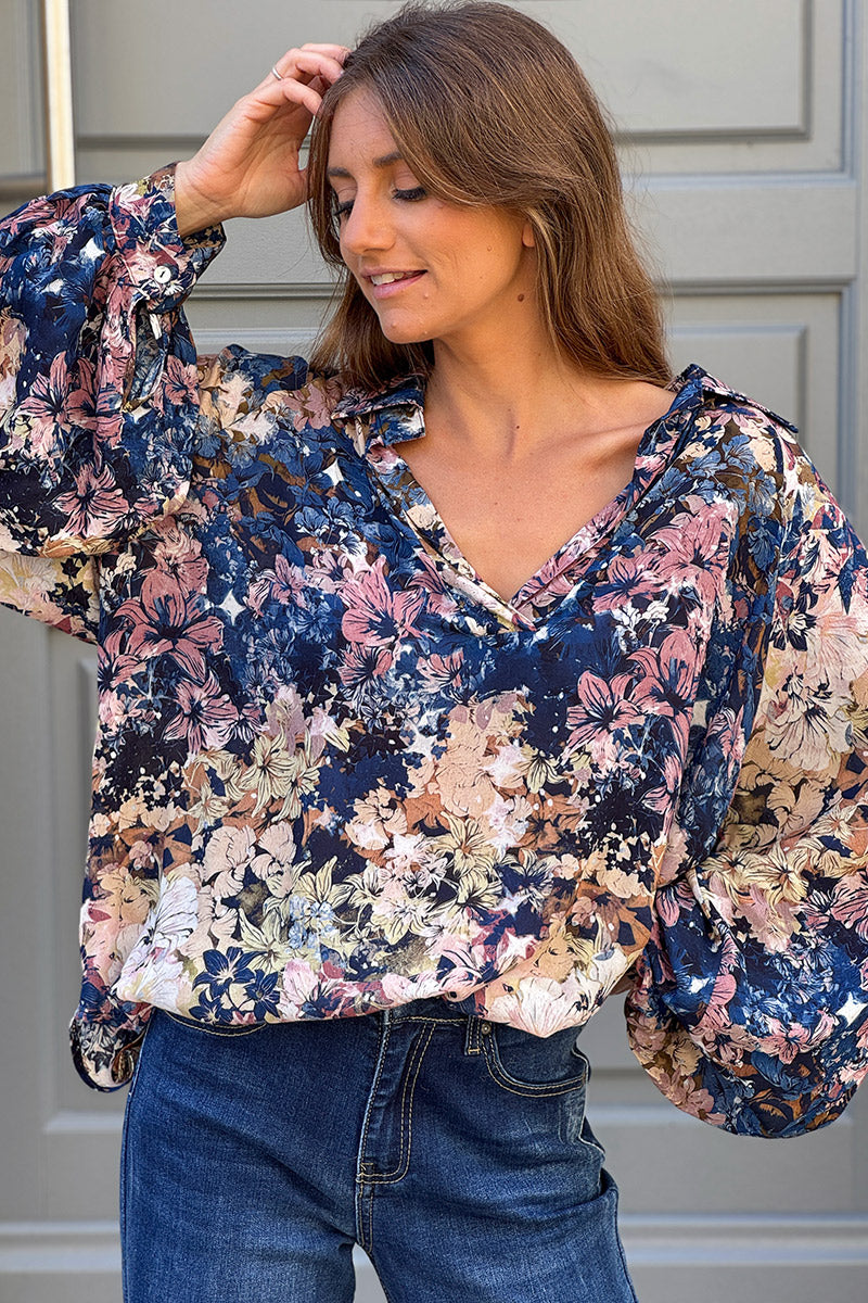 Blouse fluide bleu marine imprimé fleurs beige et bois de rose col chemise