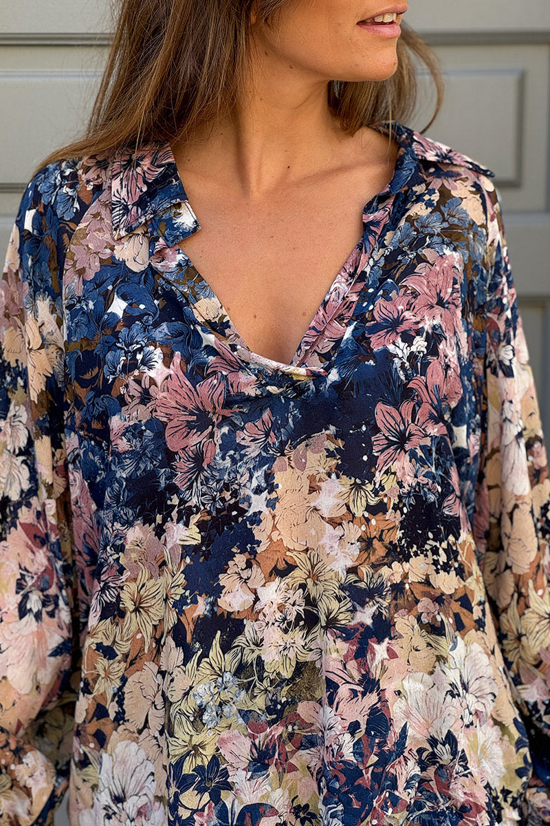 Blouse fluide bleu marine imprimé fleurs beige et bois de rose col chemise