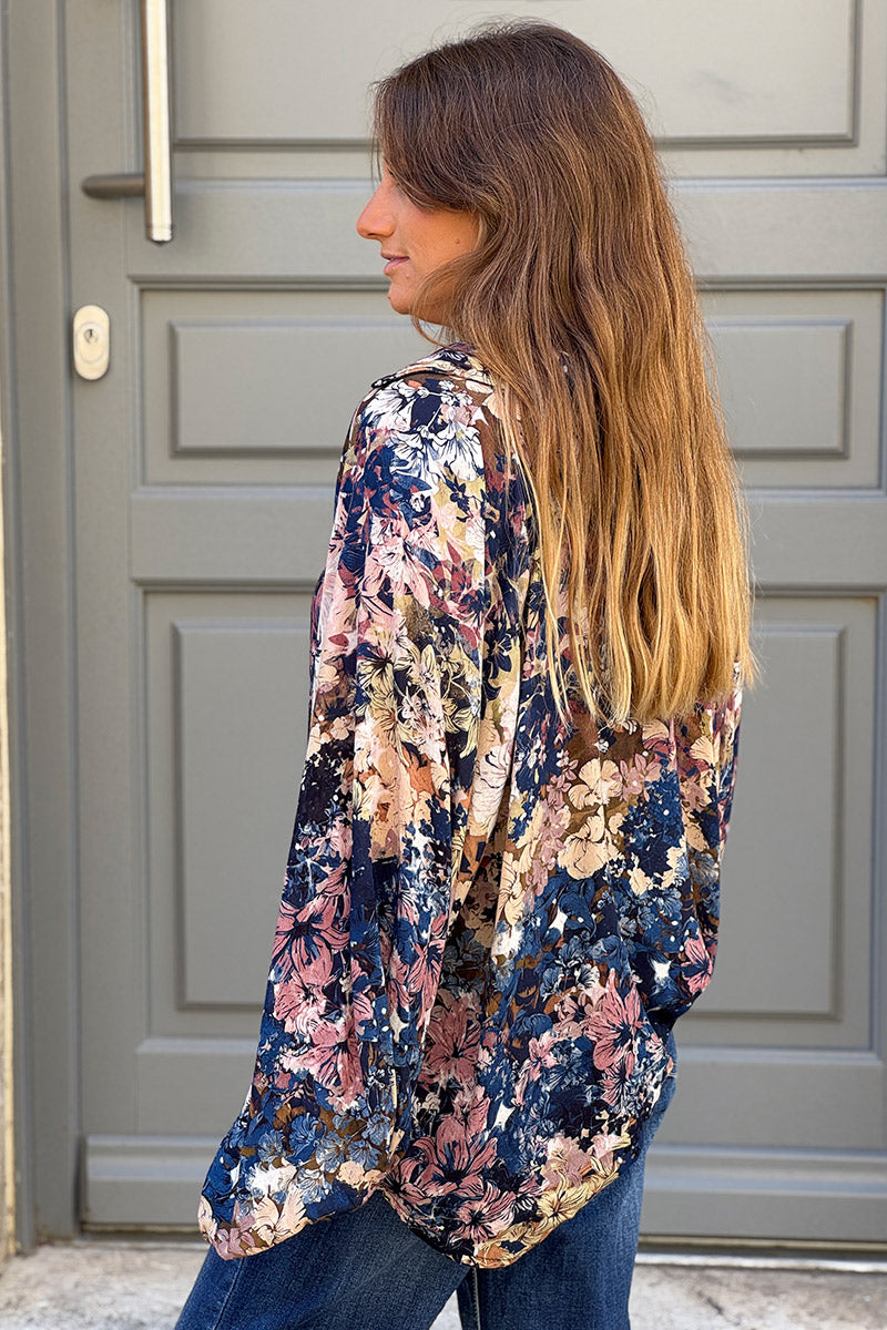 Blouse fluide bleu marine imprimé fleurs beige et bois de rose col chemise