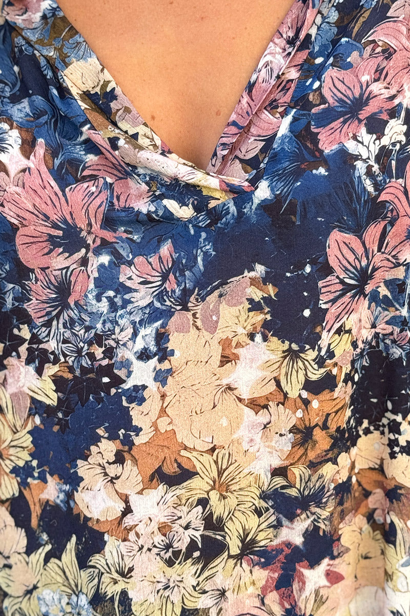 Blouse fluide bleu marine imprimé fleurs beige et bois de rose col chemise