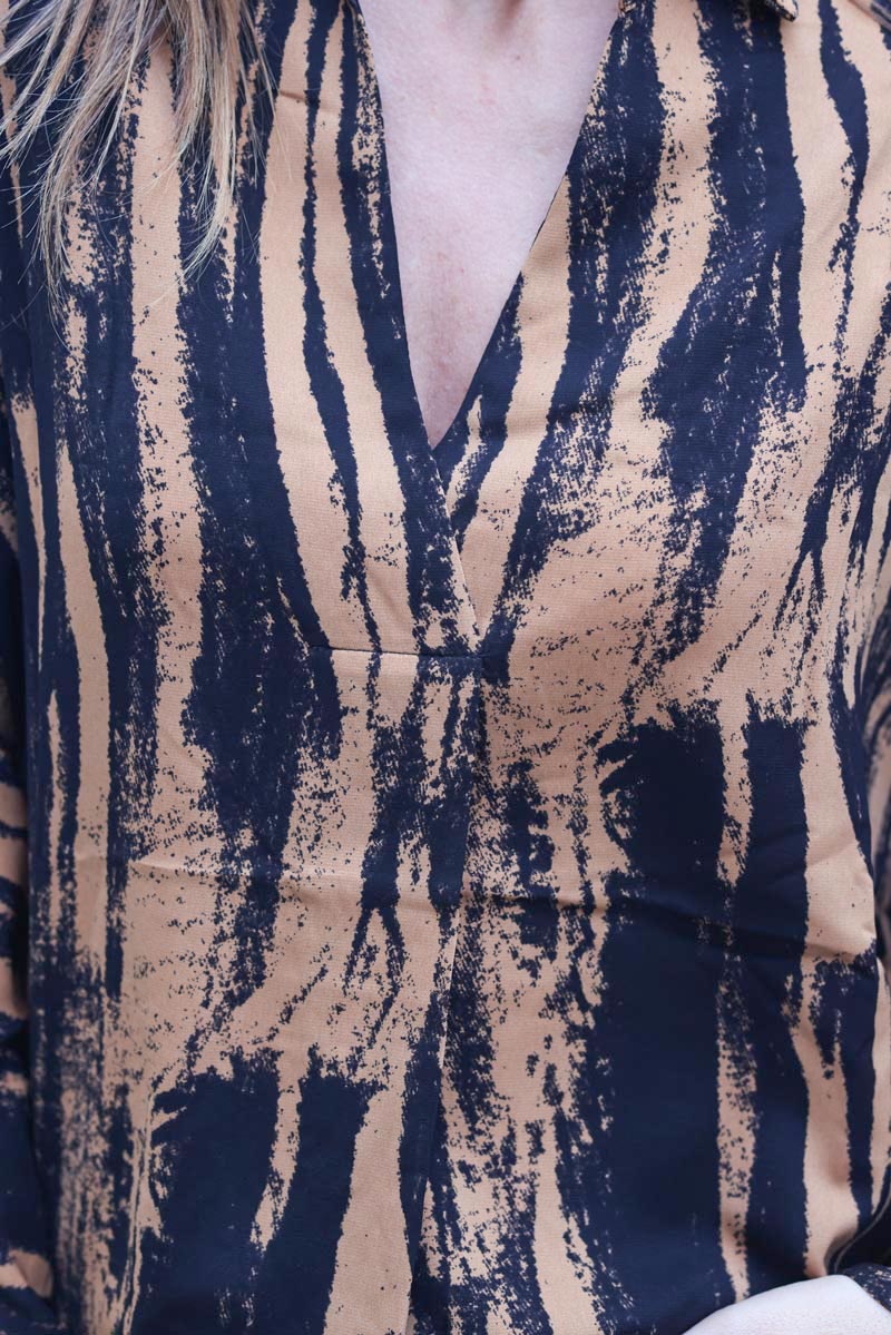 Blouse fluide camel col v imprime zebre delave g429 (1)