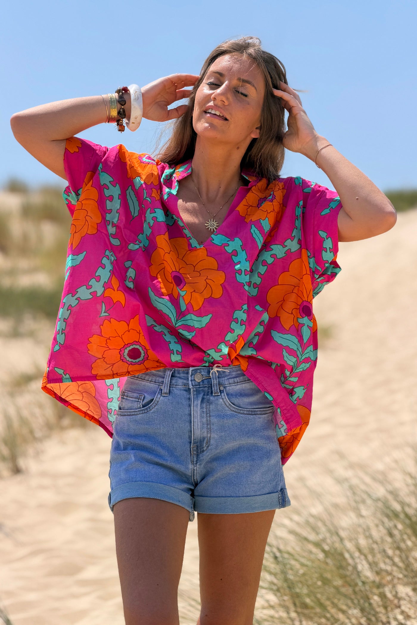 Blouse fuchsia grosses fleurs orange col v