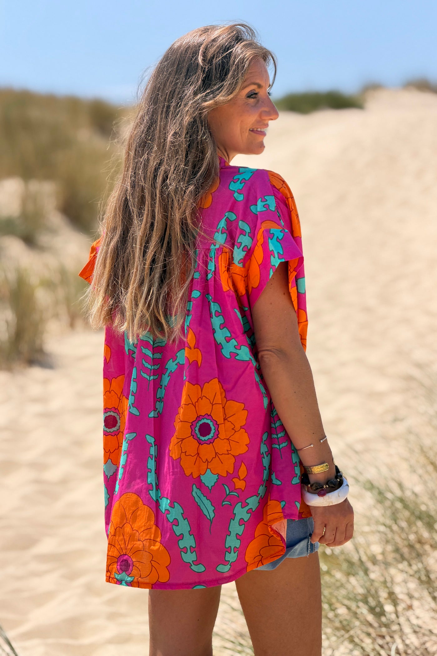 Blouse fuchsia grosses fleurs orange col v