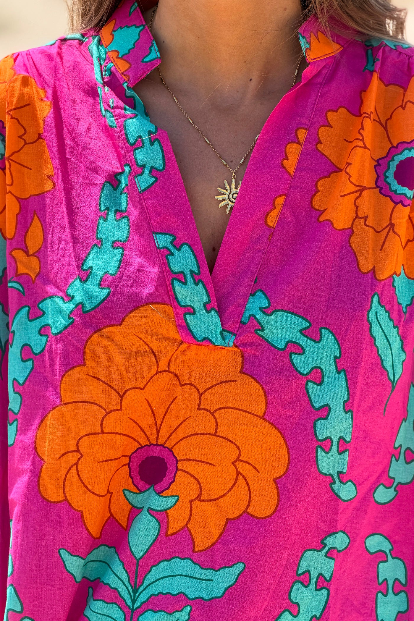 Blouse fuchsia grosses fleurs orange col v