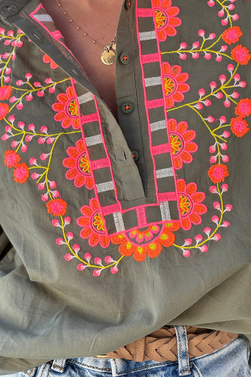 Blouse kaki col petits boutons plastron et manches broderie fleurs