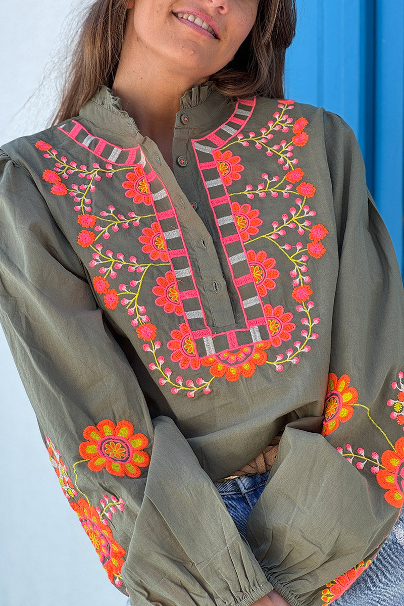 Blouse kaki col petits boutons plastron et manches broderie fleurs