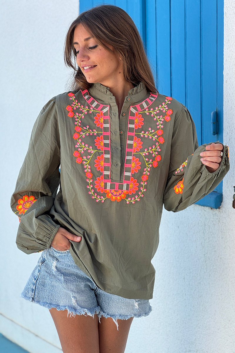 Blouse kaki col petits boutons plastron et manches broderie fleurs