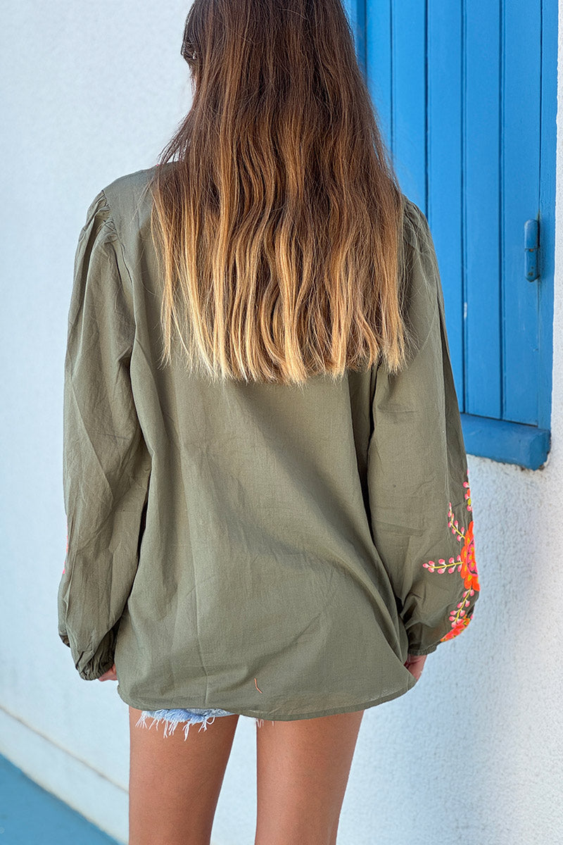 Blouse kaki col petits boutons plastron et manches broderie fleurs