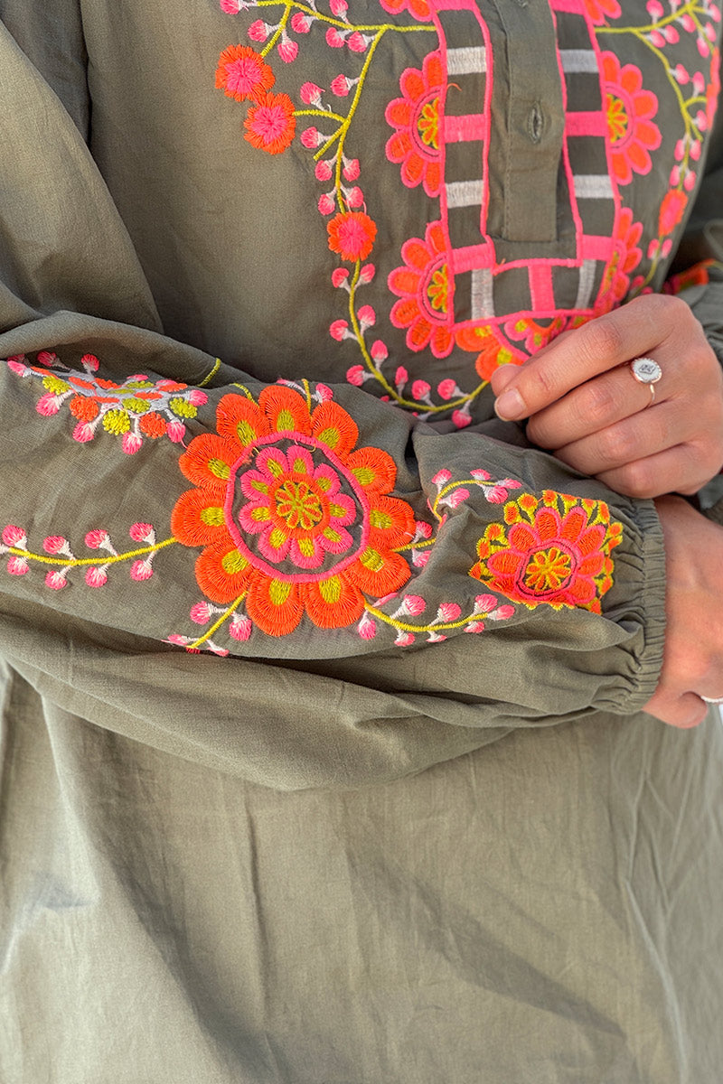 Blouse kaki col petits boutons plastron et manches broderie fleurs