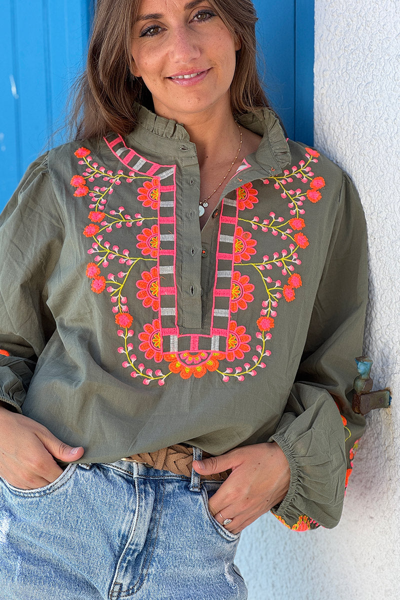 Blouse kaki col petits boutons plastron et manches broderie fleurs