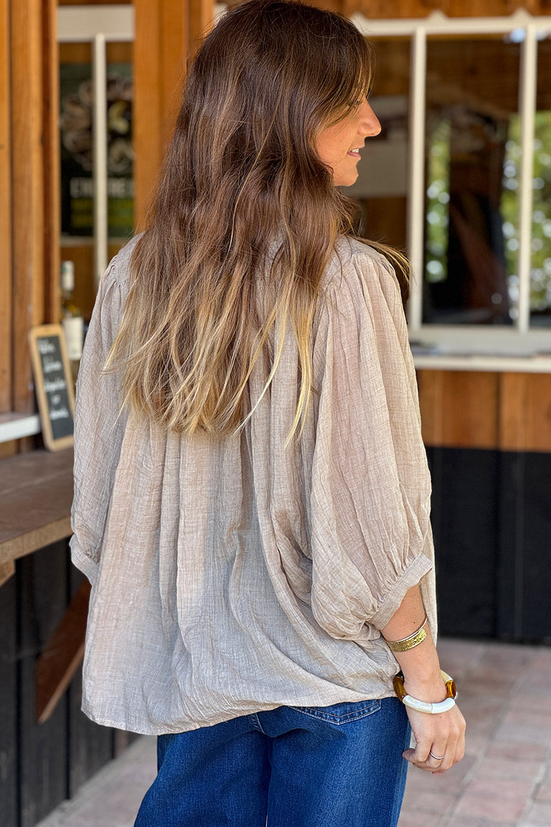 Blouse large boutonnée en voile de coton beige manches trois-quart