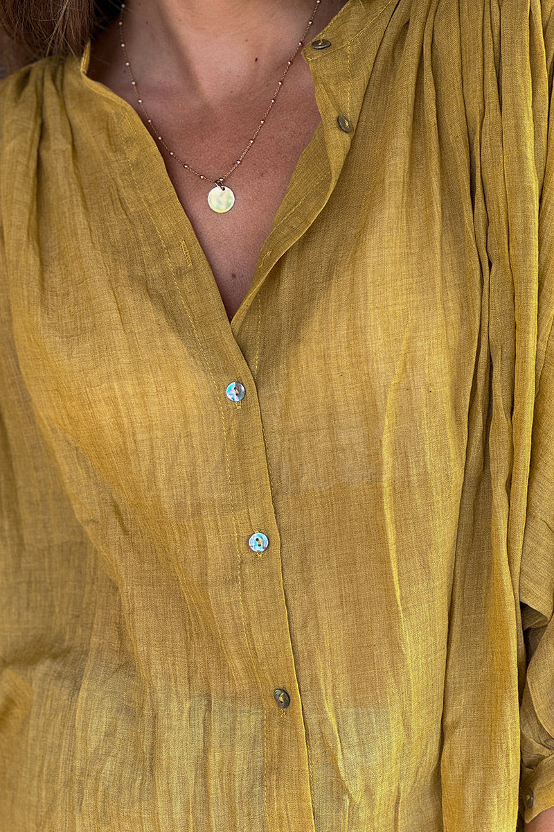 Blouse large boutonnée en voile de coton jaune moutarde manches trois-quart