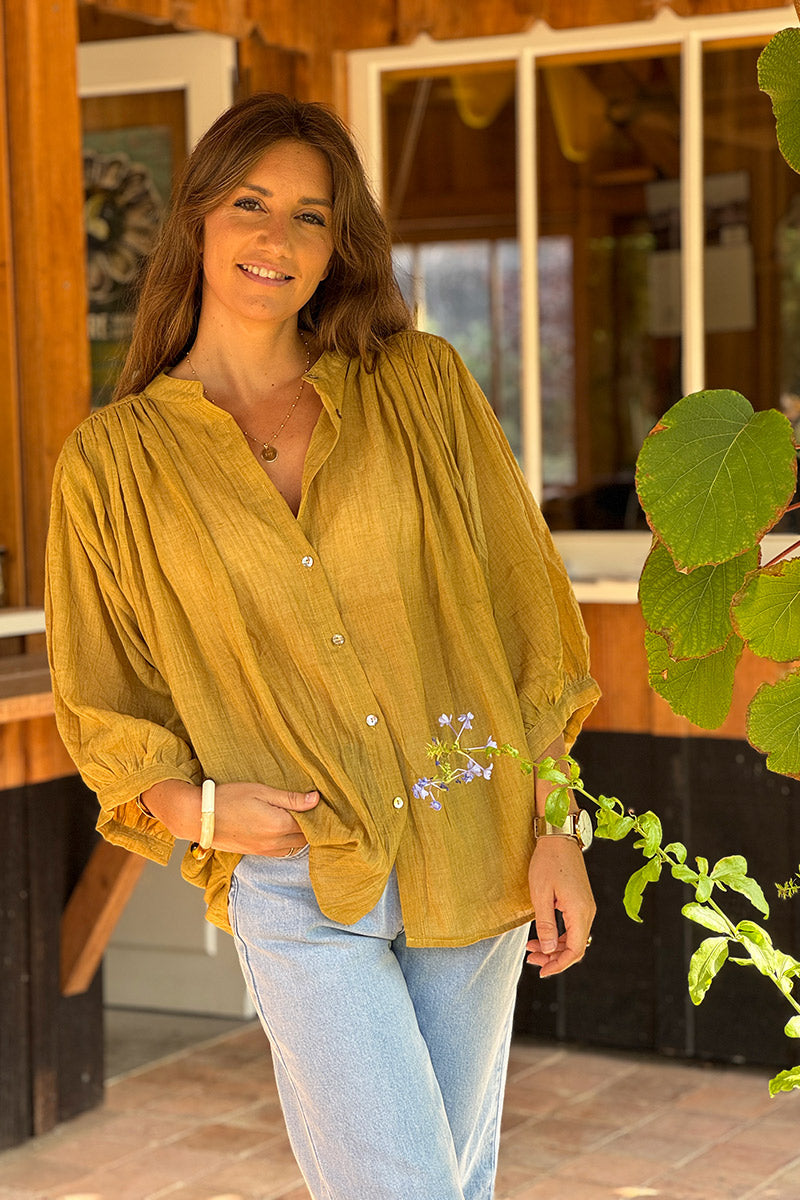 Blouse large boutonnée en voile de coton jaune moutarde manches trois-quart