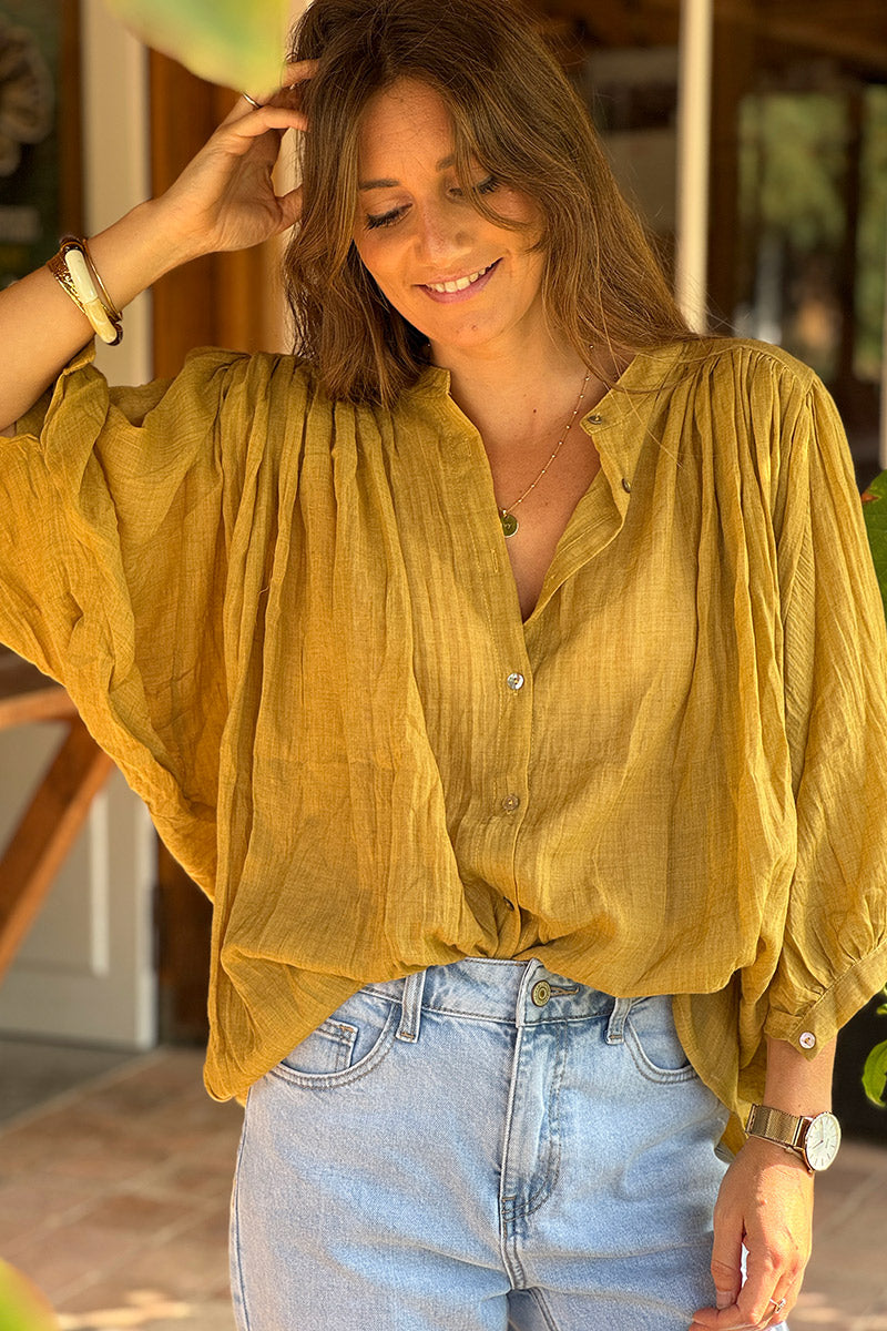 Blouse large boutonnée en voile de coton jaune moutarde manches trois-quart