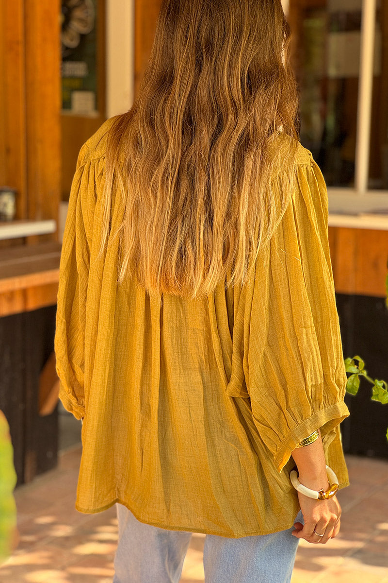 Blouse large boutonnée en voile de coton jaune moutarde manches trois-quart