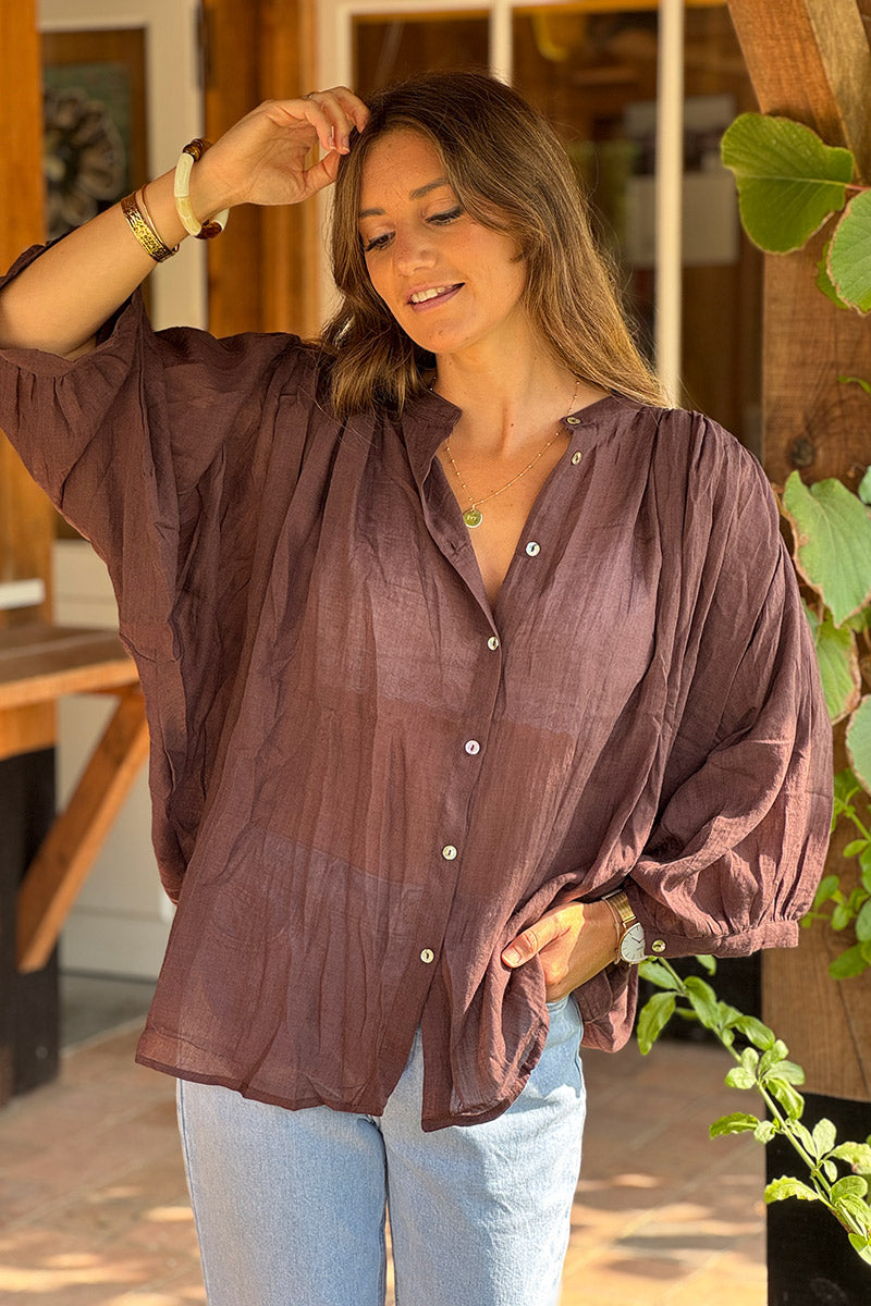 Blouse large boutonnée en voile de coton marron manches trois-quart