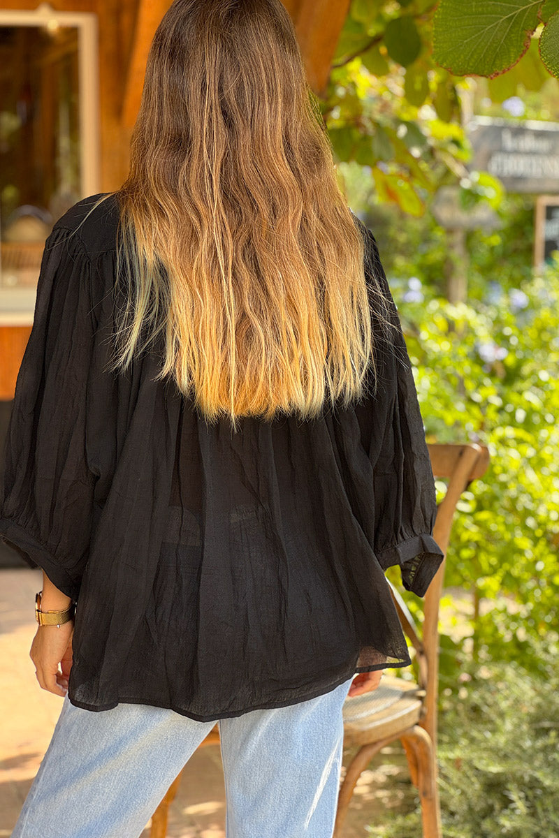 Blouse large boutonnée en voile de coton noir manches trois-quart