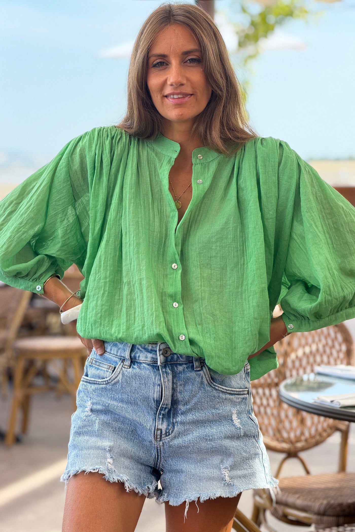 Blouse large boutonnée en voile de coton vert manches trois-quart