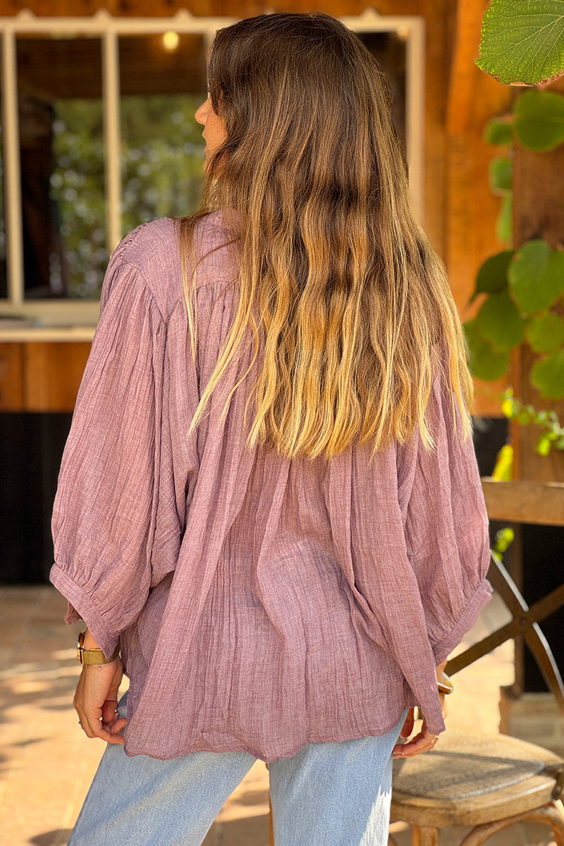 Blouse large boutonnée en voile de coton violet manches trois-quart