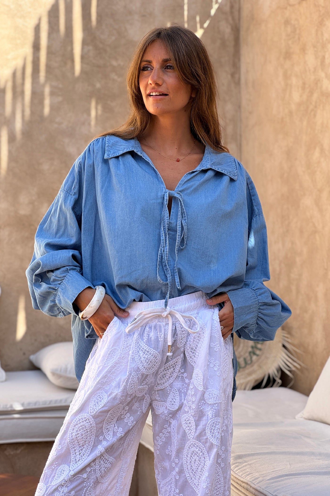 Blouse large en coton fluide effet denim délavé col nœud