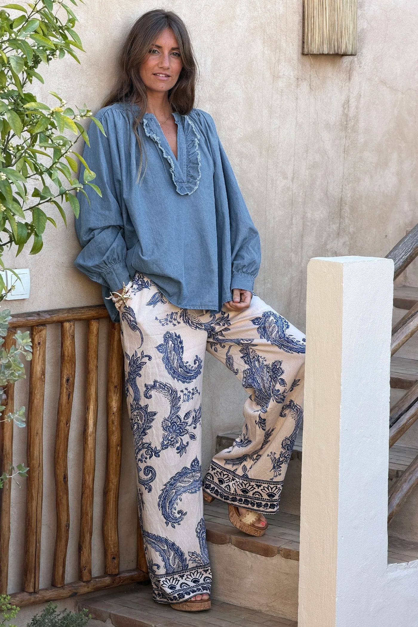 Blouse large en coton souple effet denim col v froufrous