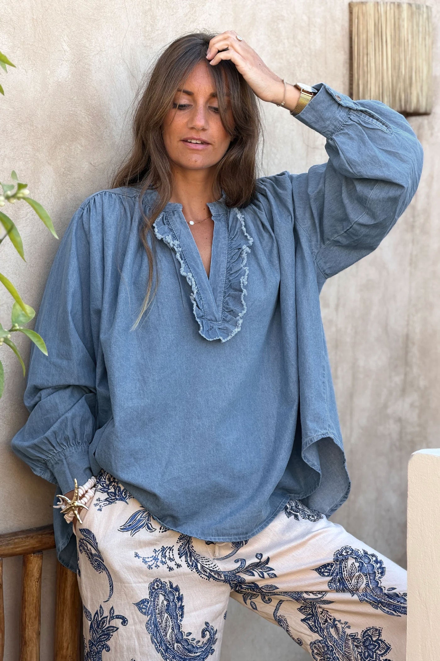 Blouse large en coton souple effet denim col v froufrous