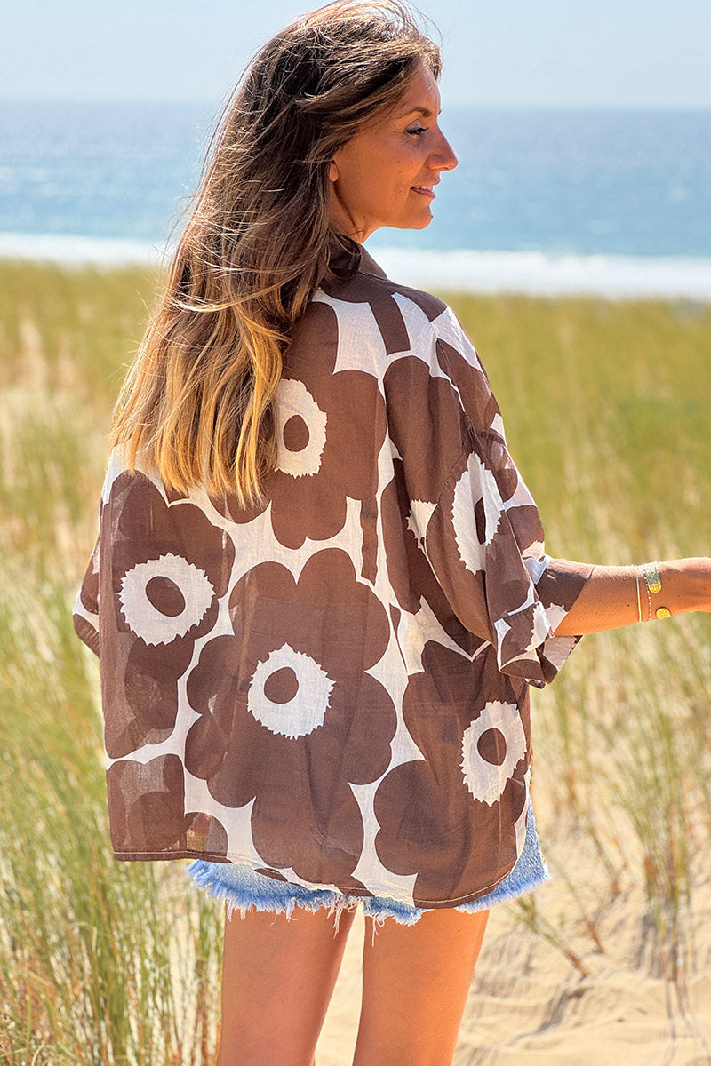 Blouse légère en voile de coton écrue motifs grandes fleurs marron col chemise v