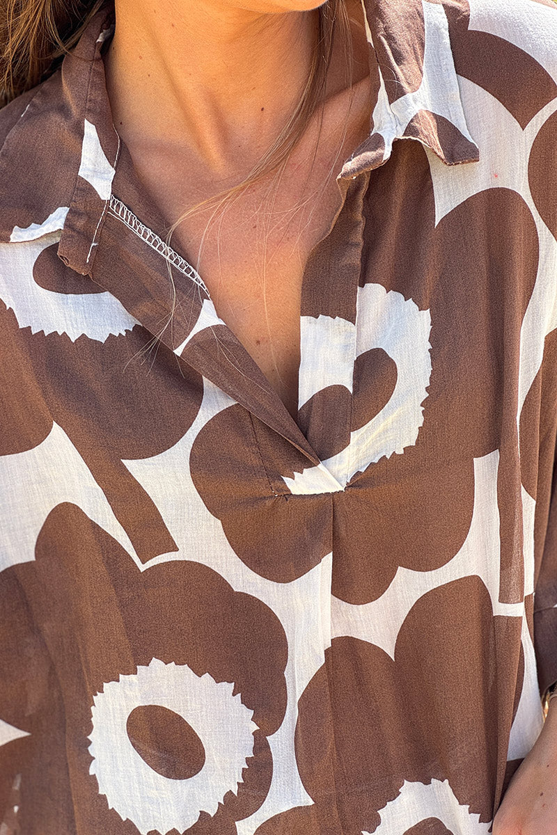 Blouse légère en voile de coton écrue motifs grandes fleurs marron col chemise v
