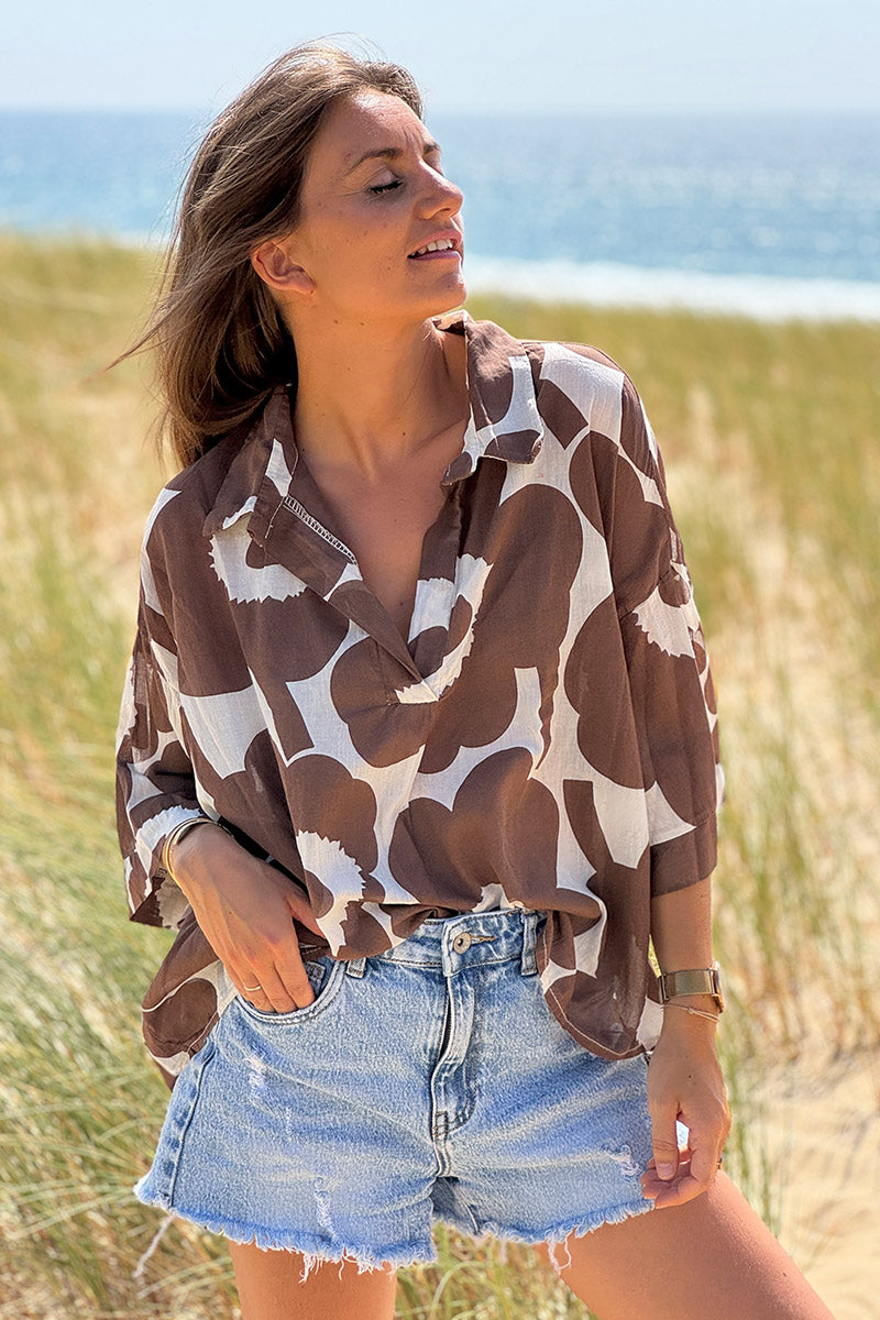 Blouse légère en voile de coton écrue motifs grandes fleurs marron col chemise v