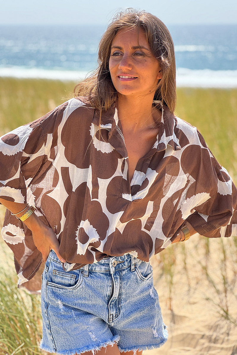 Blouse légère en voile de coton écrue motifs grandes fleurs marron col chemise v