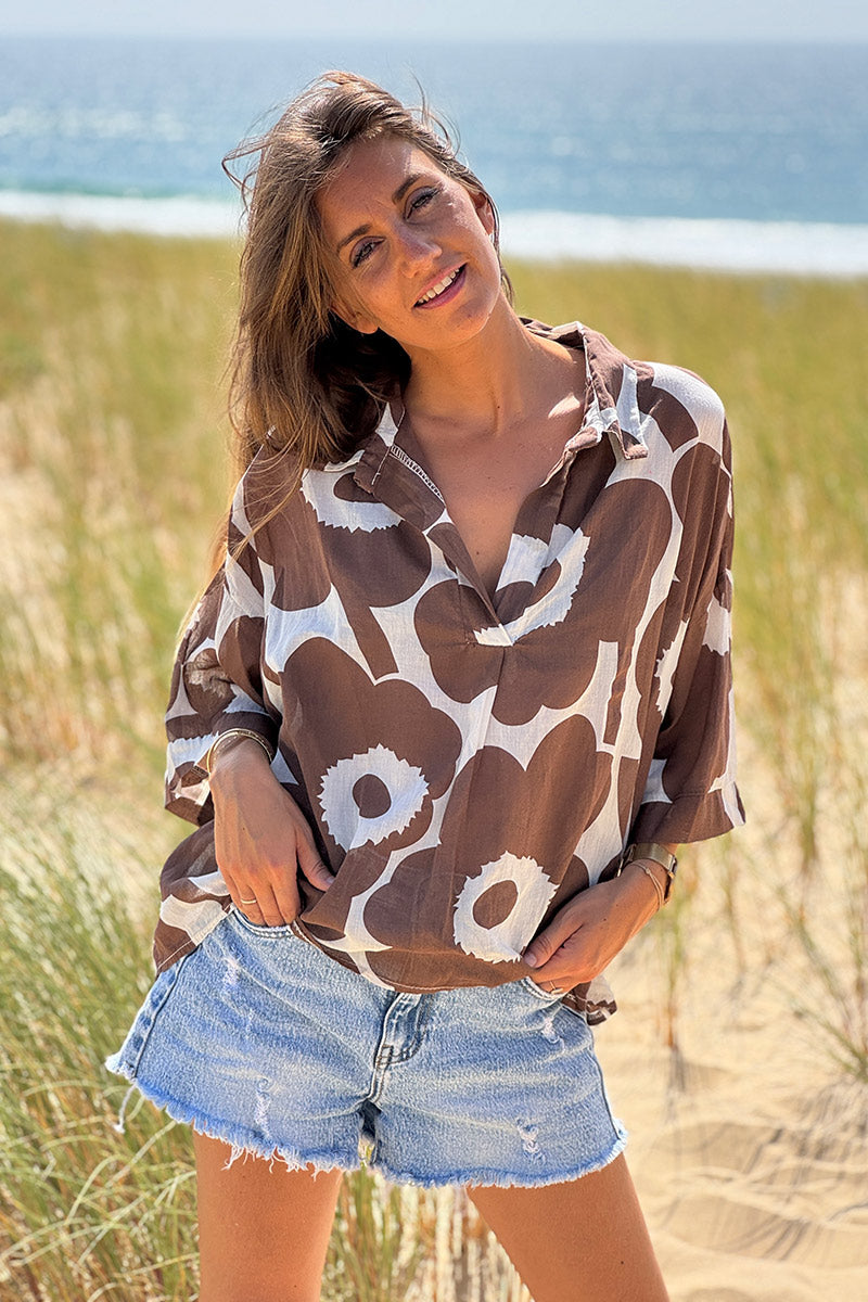 Blouse légère en voile de coton écrue motifs grandes fleurs marron col chemise v