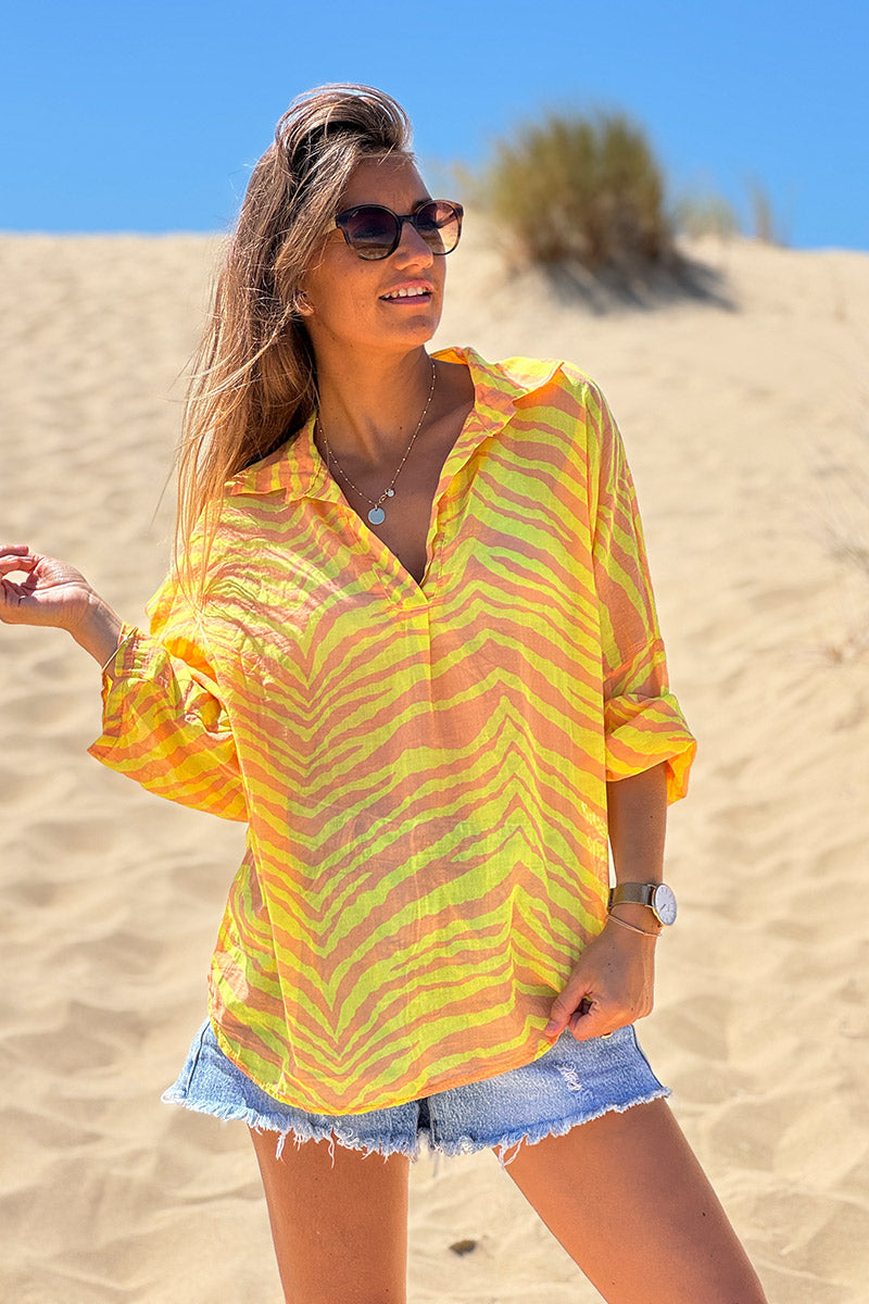 Blouse légère en voile de coton motifs zèbre jaune col chemise v