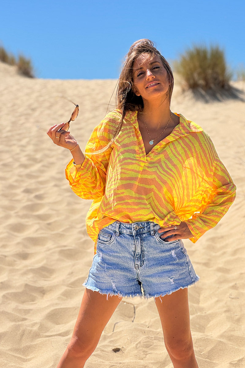 Blouse légère en voile de coton motifs zèbre jaune col chemise v