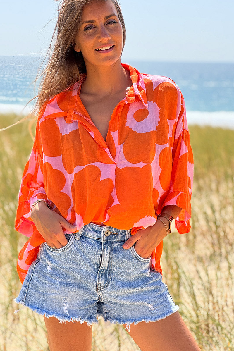 Blouse légère en voile de coton rose motifs grandes fleurs oranges col chemise v