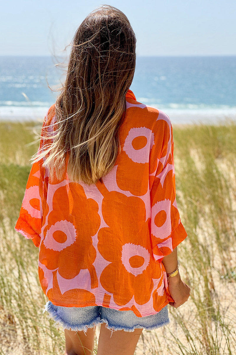 Blouse légère en voile de coton rose motifs grandes fleurs oranges col chemise v
