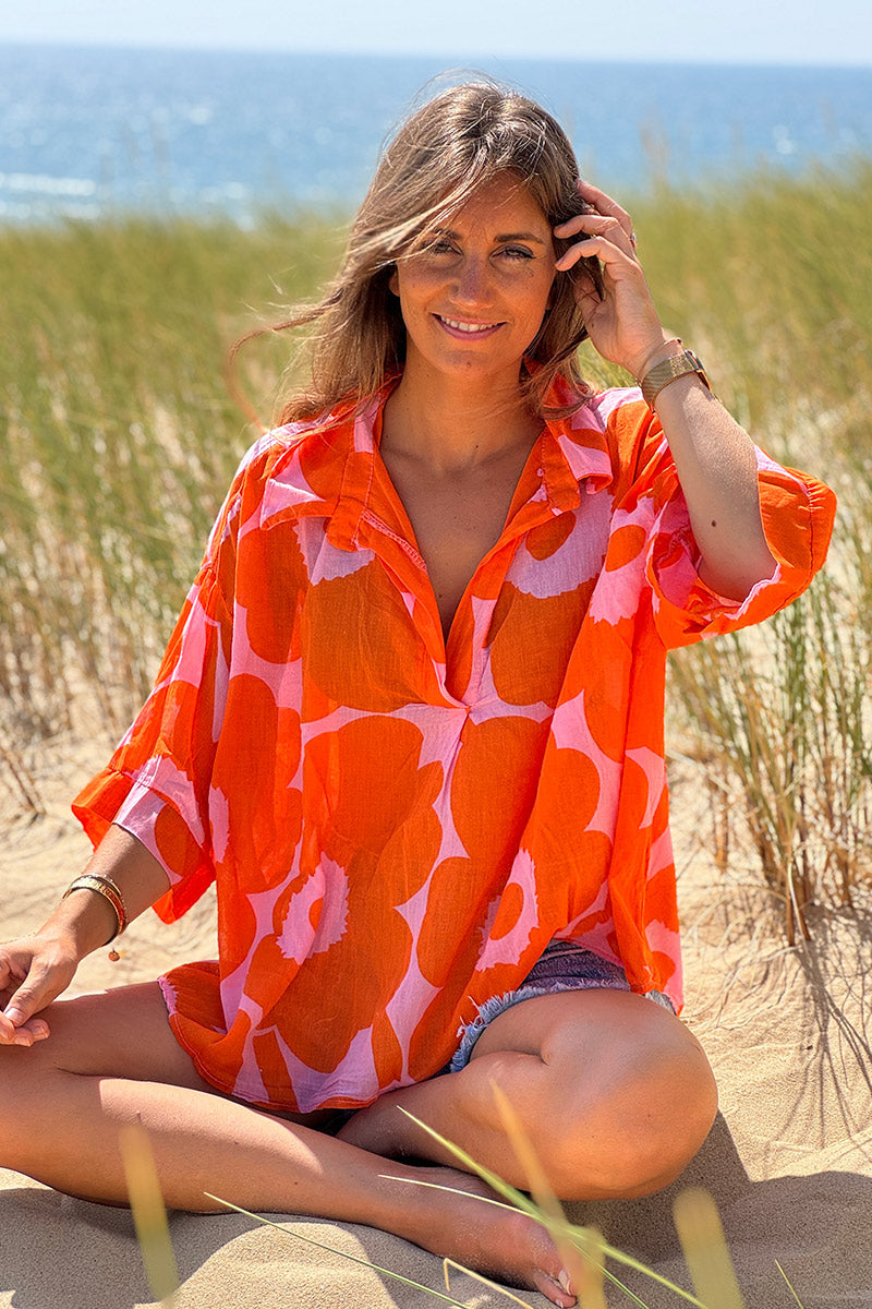 Blouse légère en voile de coton rose motifs grandes fleurs oranges col chemise v