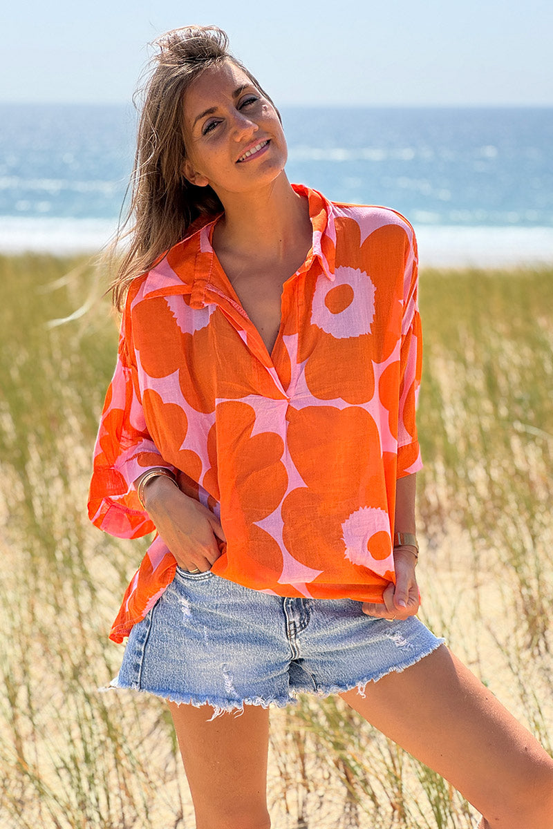 Blouse légère en voile de coton rose motifs grandes fleurs oranges col chemise v