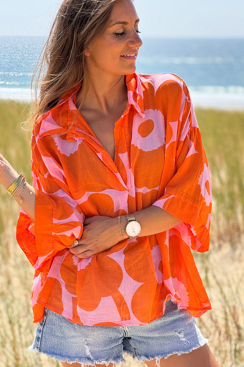 Blouse légère en voile de coton rose motifs grandes fleurs oranges col chemise v
