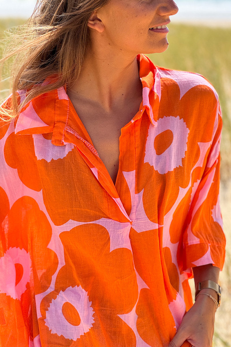 Blouse légère en voile de coton rose motifs grandes fleurs oranges col chemise v
