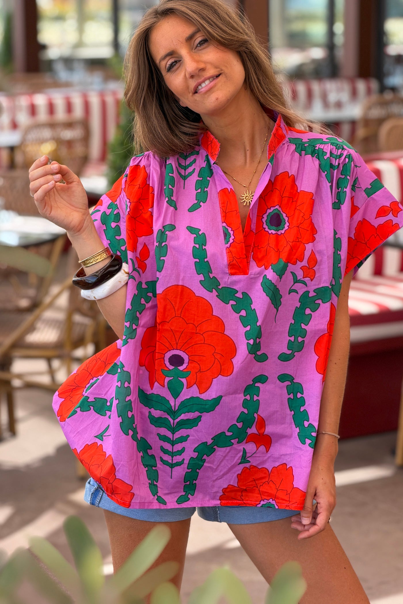Blouse lilas grosses fleurs corail col v